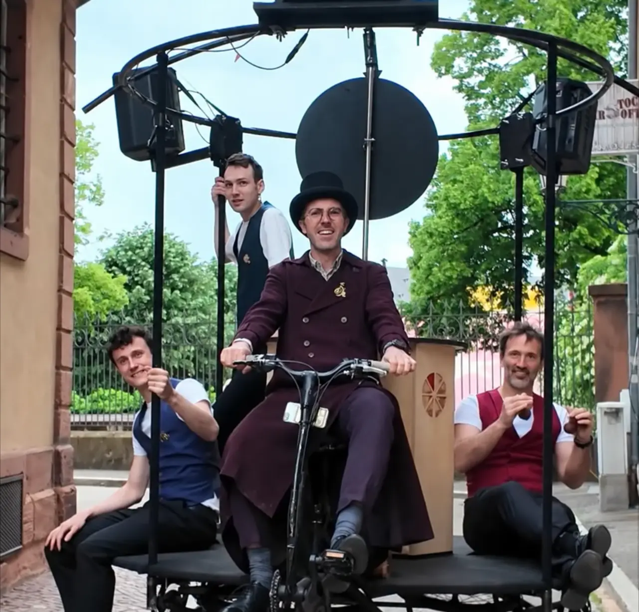 Les Magiciens Détournés sur leur tricycle circulaire