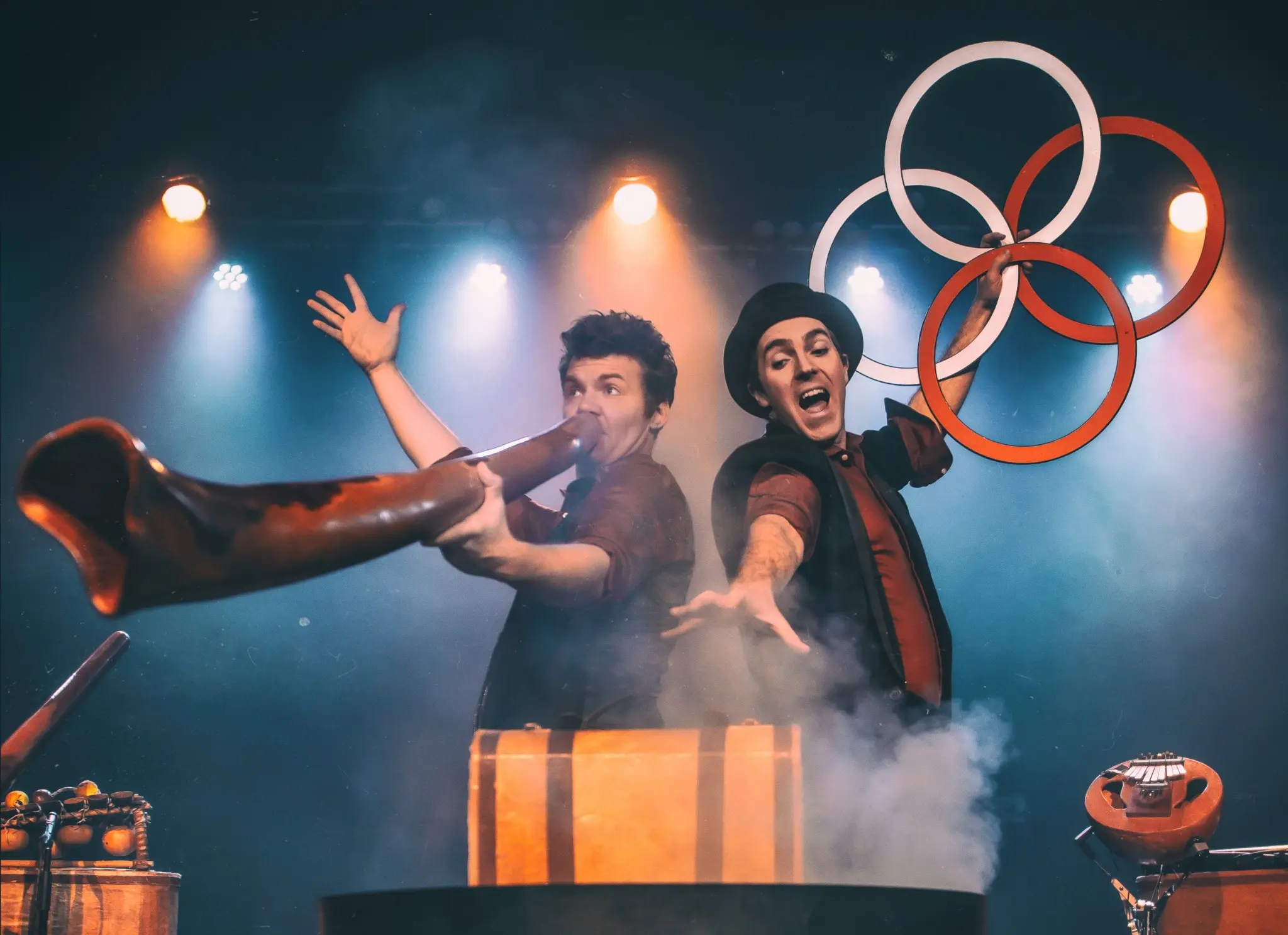 Vivi sur scène avec didgeridoo et anneaux de jonglage